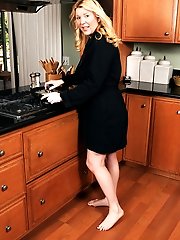 Beautiful 51 year old Venice in the kitchen spreaqding her pussy wide